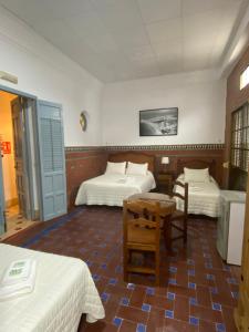 奇皮奥纳特兰维亚海滨旅馆的酒店客房设有两张床和一张桌子。