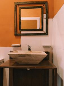 AicuñaHostal La Casa的一间带水槽和镜子的浴室