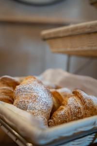 因奇萨伊恩瓦尔达尔诺黎莱斯阿尔文托别墅酒店的面包篮,上面有糖粉