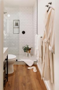 索诺玛埃多拉多酒店的白色的浴室设有卫生间和淋浴。