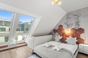 维也纳Designer Apartments Asaria的一间卧室设有一张床和一个大窗户