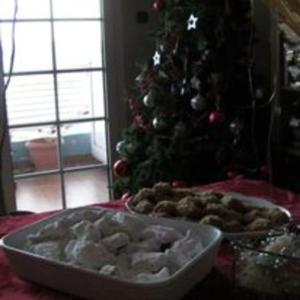 卡斯托里亚tania's view的桌子上的圣诞树和一盘饼干