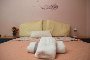 卡斯托里亚tania's view的床上有两条毛巾