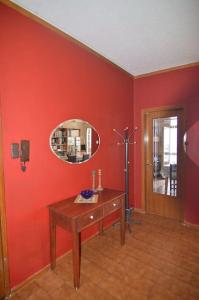 卡斯托里亚tania's view的红色的客房设有木桌和镜子