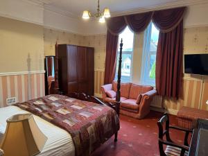 巴罗弗内斯The Chetwynde的一间卧室配有一张床、一张沙发和一台电视。