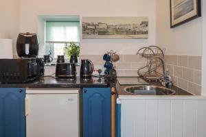 特鲁罗The Granary的厨房配有水槽和台面