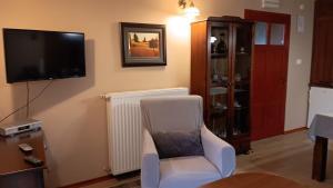 拉夫纳格拉Apartment Medo的客厅配有白色椅子和电视
