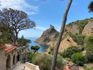 拉西约塔LOFT AUTHENTIQUE 3 STARS Terrasse VIEUX PORT的从波塞塔诺镇(village of positano)可以欣赏到阿马尔菲海岸(amalfi coast)的景致