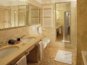 阿西西吉欧托温泉酒店的一间带两个盥洗盆和淋浴的浴室