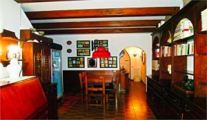 加尔尼亚诺Villa Pinetina的一间带桌子的用餐室和一间餐厅。