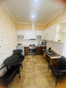 西格纳吉guest house TMT的厨房配有白色橱柜和桌子