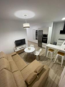 卡莫纳Apartamento Vitelio的客厅配有沙发和桌子