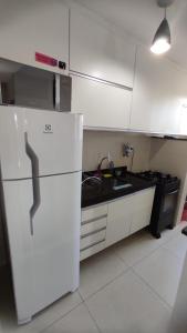尤西德福拉Apto Central, Conforto Stª Helena, 5min do Centro的厨房配有白色冰箱和水槽