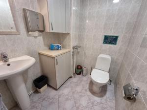 塔林Room near City Center Harbour的浴室配有白色卫生间和盥洗盆。