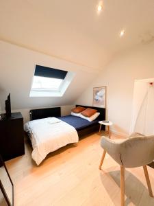 布鲁塞尔Cozy Bed and Breakfast at European Commision的阁楼卧室设有床和窗户。