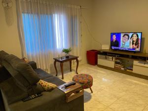 南雅拉瓜Quarto no Ap do Roberto Centro的带沙发和平面电视的客厅
