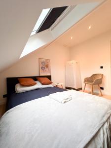 布鲁塞尔Cozy Bed and Breakfast at European Commision的一间卧室设有一张大床和天窗