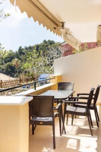 格利法达Maisonette seaside balconies Caracas Home 60的阳台的天井配有桌椅