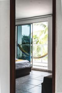 圣维罗尼卡Villa Nuevo Amanecer Santa Verónica的客房享有带一张床和窗户的景致。