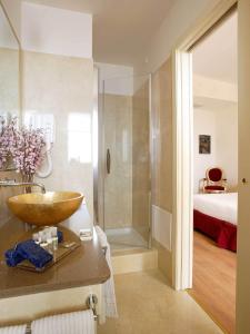 阿西西吉欧托温泉酒店的一间带一个碗水槽和淋浴的浴室