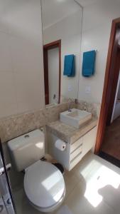 尤西德福拉Apto Central, Conforto Stª Helena, 5min do Centro的浴室配有白色卫生间和盥洗盆。