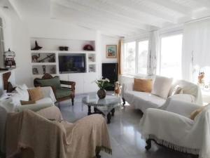 科洛皮奥Vaso' s Home的白色的客厅配有沙发和桌子