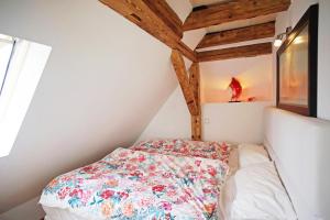 加格瑙Ferienwohnung Ambiente的小型客房设有木制天花板和一张床。