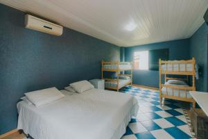 莫雷蒂斯Pousada Cidreira的卧室配有白色的床和蓝色的墙壁