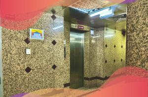 迪拜Friends Budget Capsule with Breakfast Near Metro Station的一间位于带瓷砖墙的客房内的浴室