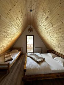 佩奇Art Resort的大客房设有两张带木制天花板的床。