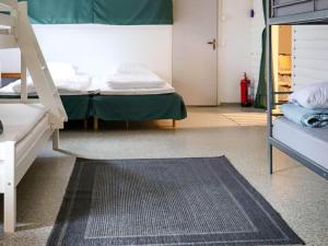 VåxtorpHoliday home VÅXTORP II的一间卧室配有双层床和地毯。