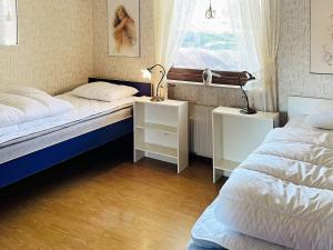 SvanesundHoliday home Svanesund VI的一间卧室设有两张床和窗户。