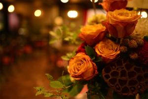 东京樱花芙蓉青山酒店的花瓶里放着一束橙色玫瑰