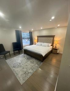 米西索加Modern Luxury 3 bed rooms House in Toronto Mississauga的一间卧室设有一张大床和一个大窗户