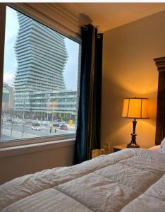 米西索加Modern Luxury 3 bed rooms House in Toronto Mississauga的一间卧室设有窗户,享有建筑的景色