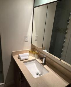 米西索加Modern Luxury 3 bed rooms House in Toronto Mississauga的一间带水槽和大镜子的浴室
