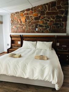 GrünauNamgate Guesthouse的一间卧室配有一张床,上面有两条毛巾