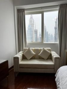 Experience Best of Dubai with our luxurious Room Unit的休息区