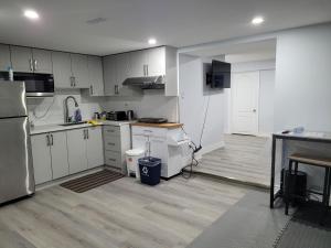 多伦多Cozy Room in a Quiet Neighbourhood的厨房配有白色橱柜和冰箱。
