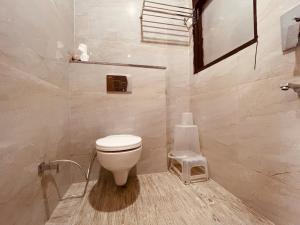 哈里瓦The Ganga Breeze Haridwar的一间位于客房内的白色卫生间的浴室