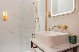 BuckinghamshireChris Wheeler at The Crown Inn的白色的浴室设有水槽和淋浴。