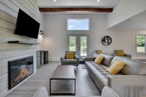 圣弗朗索瓦小河Cottage Quebec - La Zeolite的带沙发和壁炉的客厅