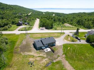 圣弗朗索瓦小河Cottage Quebec - La Zeolite的田野房屋的空中景观