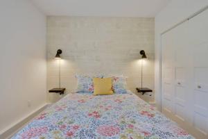 圣弗朗索瓦小河Cottage Quebec - La Zeolite的一间卧室配有一张大床,提供色彩缤纷的床单和枕头