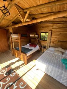 瓜塔佩Cardinal Glamping的小木屋内一间卧室配有两张双层床