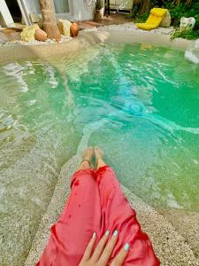伊维萨镇Casa Klod Ibiza的躺在游泳池边的女人