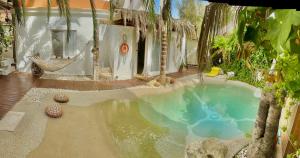 伊维萨镇Casa Klod Ibiza的后院带吊床的小型游泳池