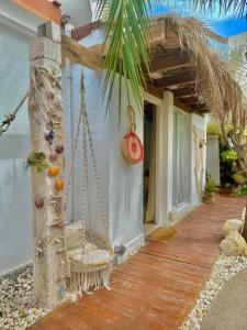 伊维萨镇Casa Klod Ibiza的一个带秋千的房屋门廊
