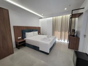 卡萨米尔Prestige Hotel的一间卧室配有一张床和一台电视