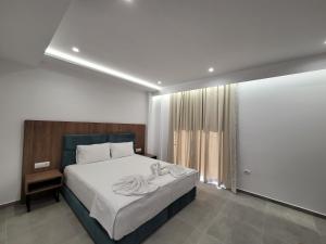 卡萨米尔Prestige Hotel的一间卧室设有一张大床和一个窗户。